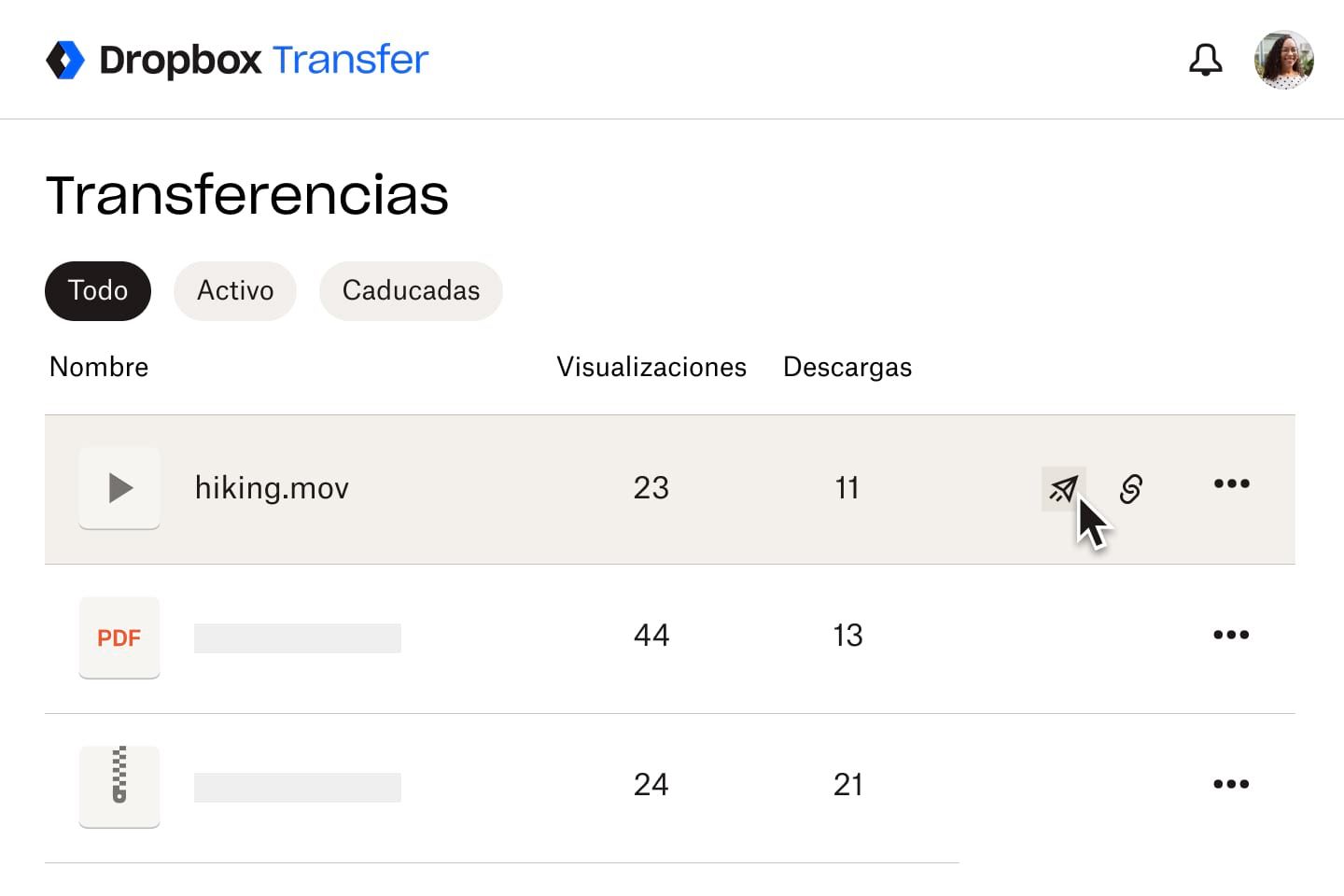 Usuario haciendo clic en el icono de un avión de papel para iniciar la transferencia de un archivo .mov a otros usuarios.