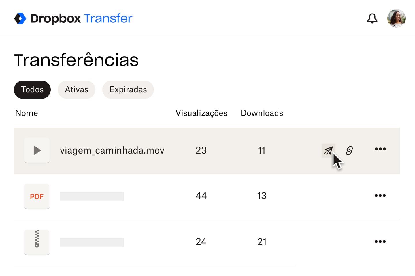 Usuário clicando no ícone de avião de papel para iniciar a transferência de um arquivo .mov para outros usuários