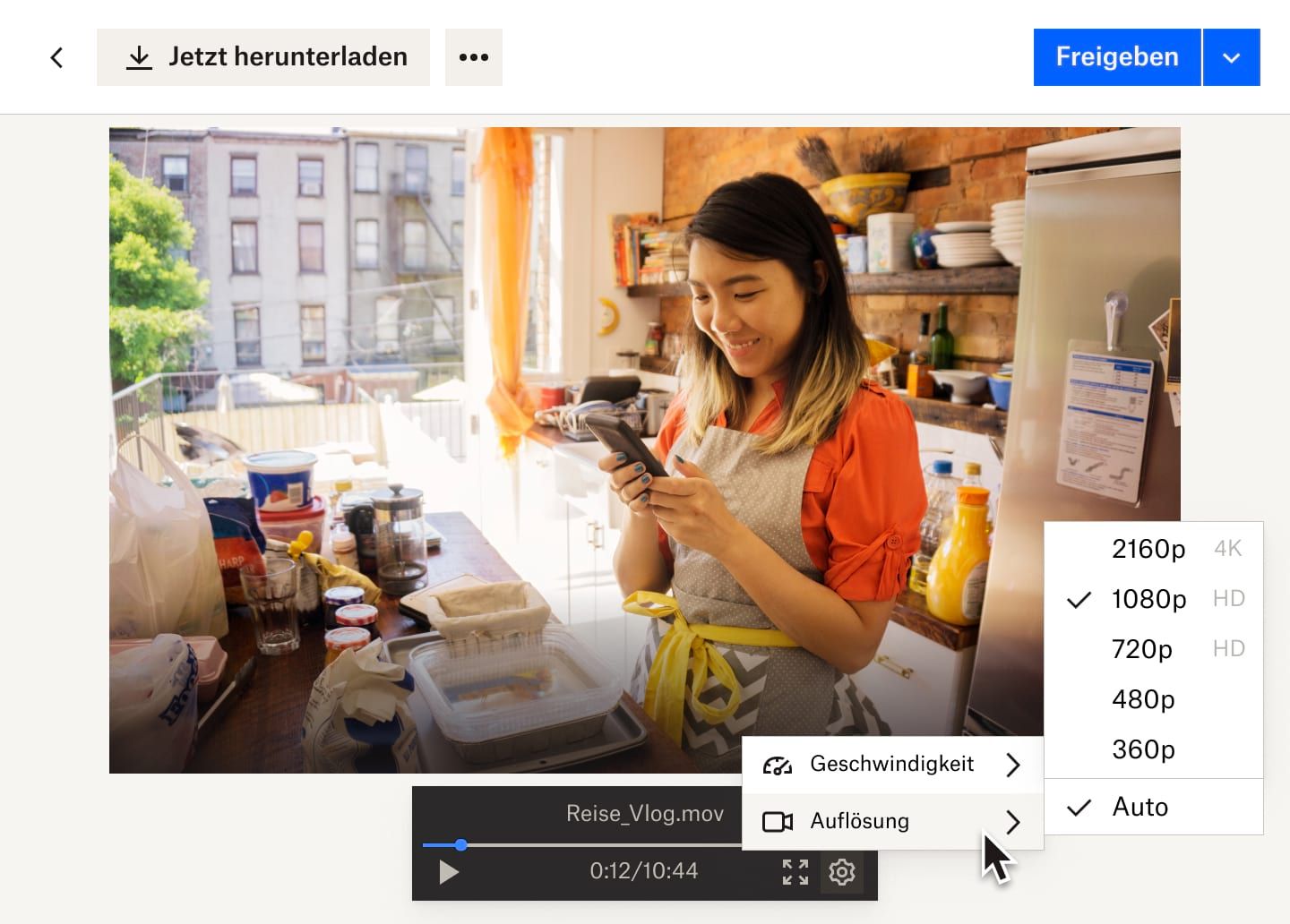 Ein Drop-down aus der Schaltfläche „Einstellungen“ zeigt die Optionen für die Videogeschwindigkeit und -qualität der Dropbox-Videodatei. Das Video zeigt eine Frau, die in einer Bäckerei arbeitet.