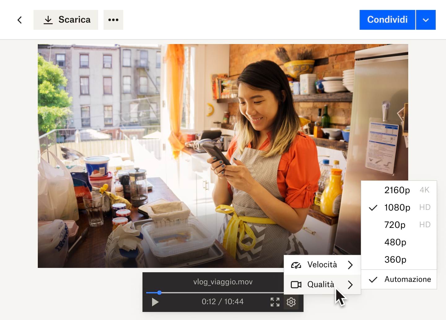 Una tendina aperta dal pulsante Impostazioni mostra le opzioni di velocità e qualità video per il file video in Dropbox in cui si vede una donna che lavora in un panificio.
