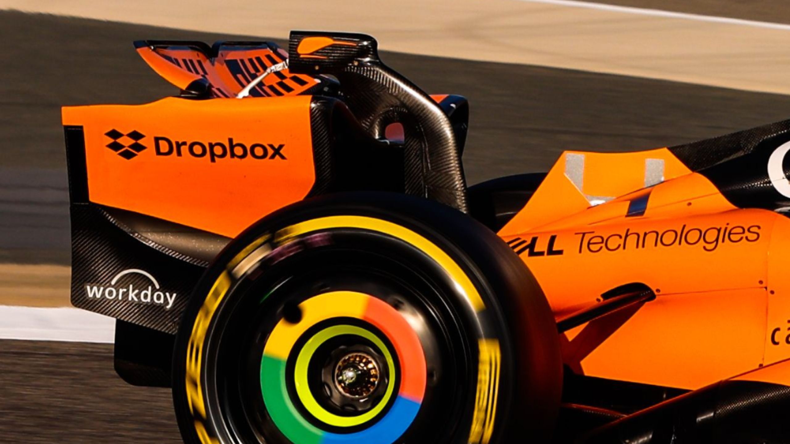 Un coche de McLaren con el logotipo de Dropbox en la parte trasera.