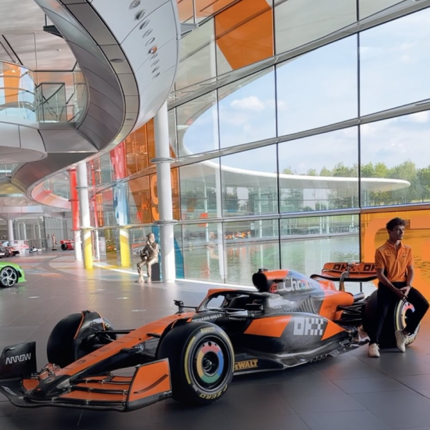 Voiture de course McLaren en mouvement