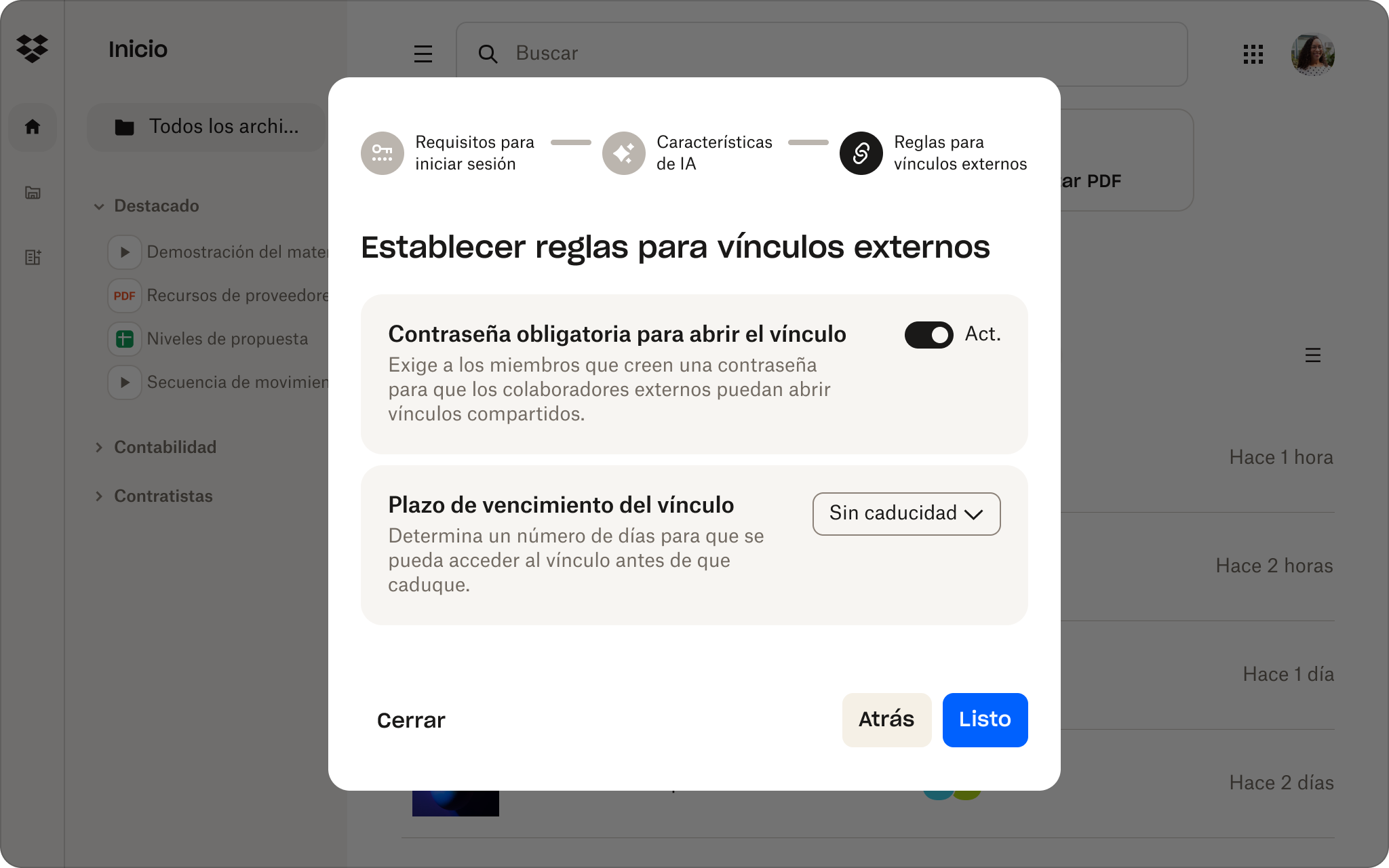 Un usuario establece reglas de vínculo externo en la consola de administración de Dropbox, como requerir una contraseña para abrir vínculos.