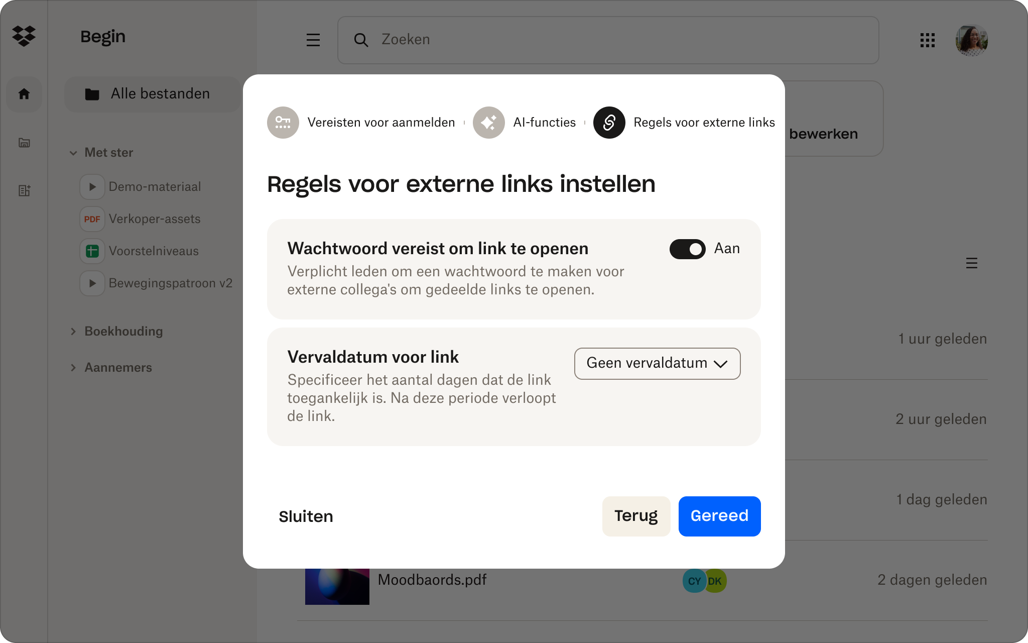 Een gebruiker stelt regels voor externe links in de Dropbox-beheerconsole in, zoals het vereisen van een wachtwoord om links te openen.