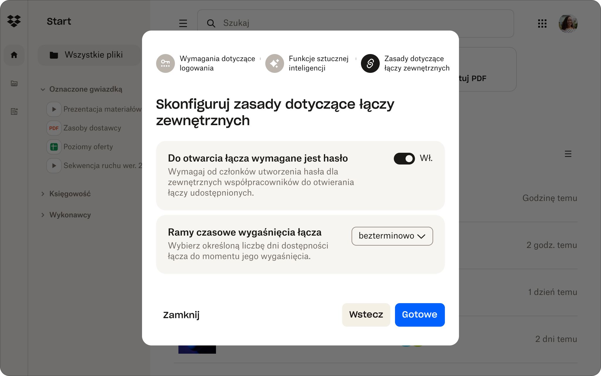 Użytkownik ustawia reguły dotyczące łączy zewnętrznych w konsoli administratora Dropbox, takie jak wymaganie podania hasła przy otwieraniu łączy.