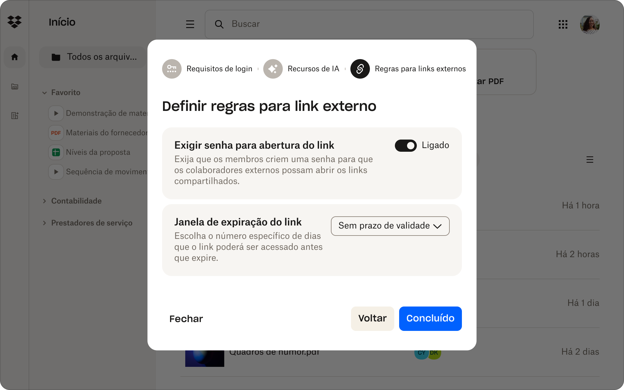 O usuário define regras para links externos na seção de Administração do Dropbox, como exigir senha para abrir o link.