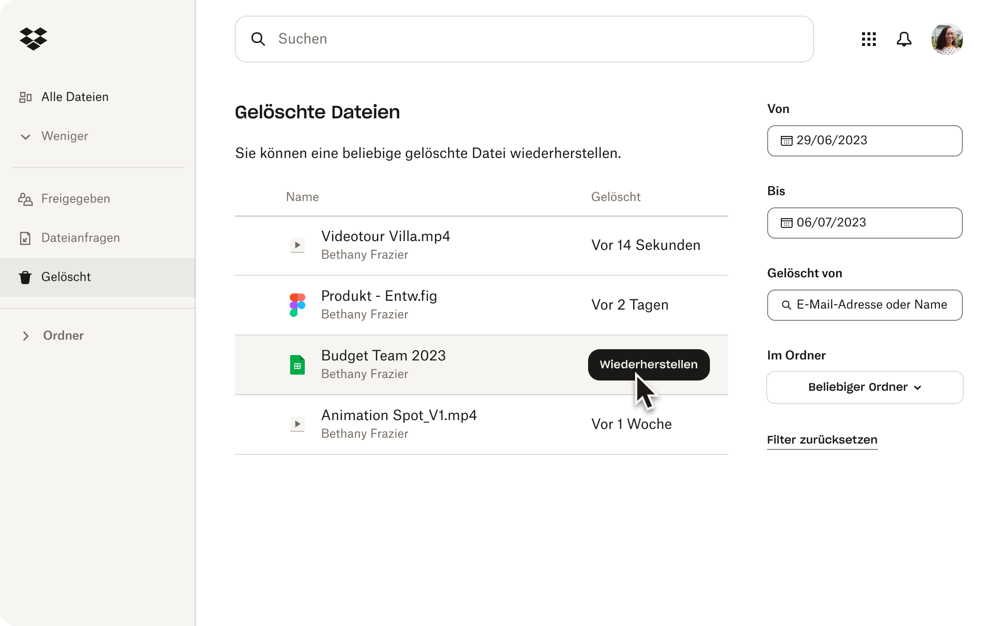 Eine Person nutzt das Feature zum Wiederherstellen in ihrem Dropbox-Konto, um gelöschte Dateien wiederherzustellen.
