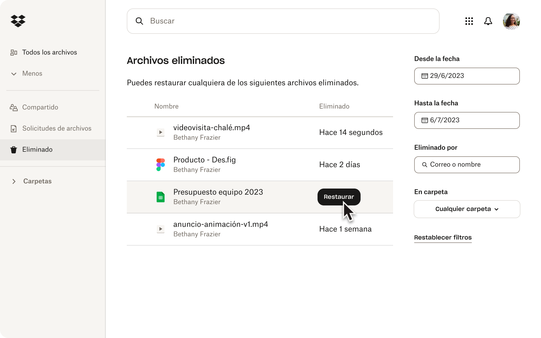 Una persona que utiliza la función de restaurar de su cuenta de Dropbox para recuperar archivos eliminados.