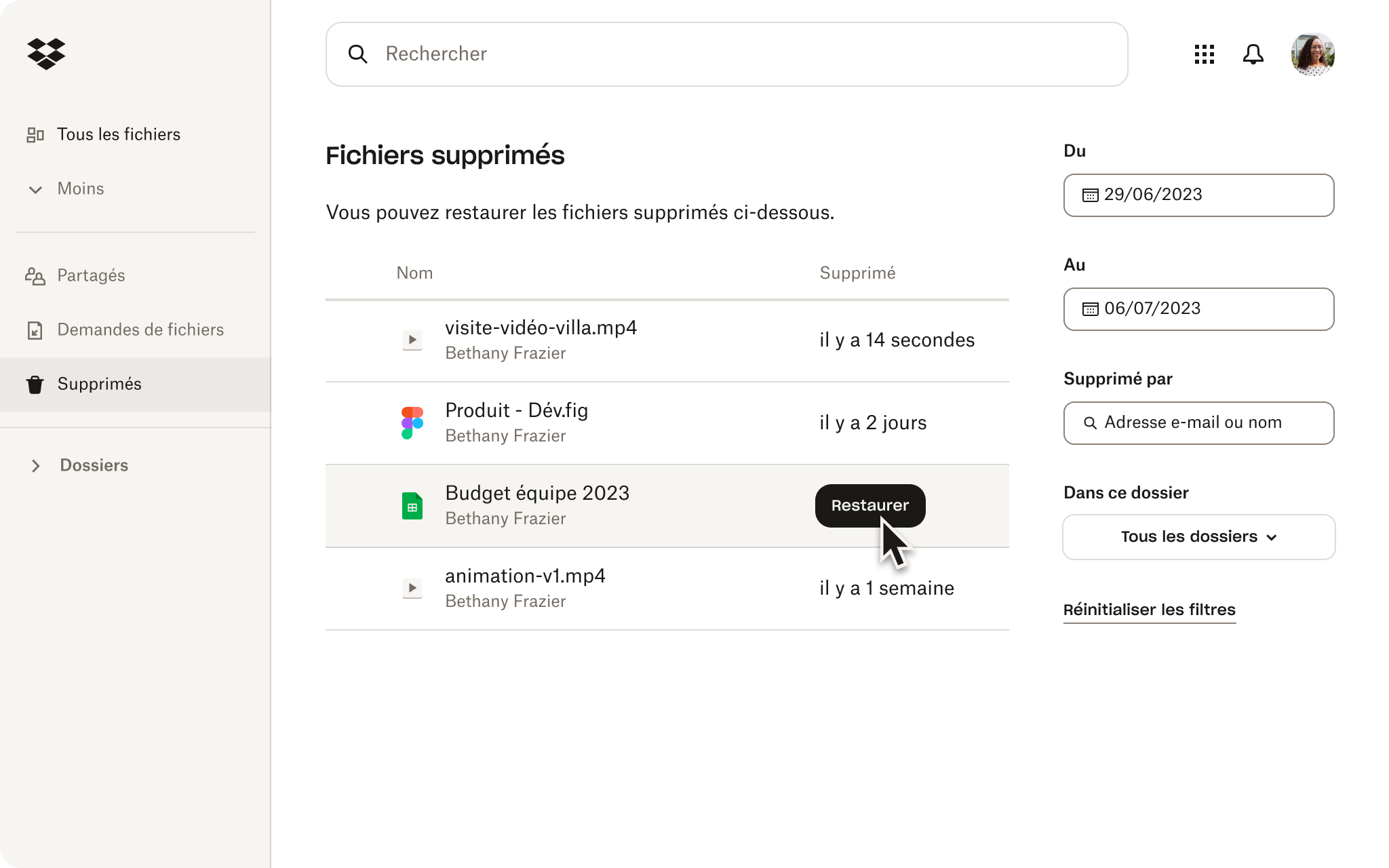 Une personne utilise la fonctionnalité de restaurer de son compte Dropbox pour récupérer des fichiers supprimés.