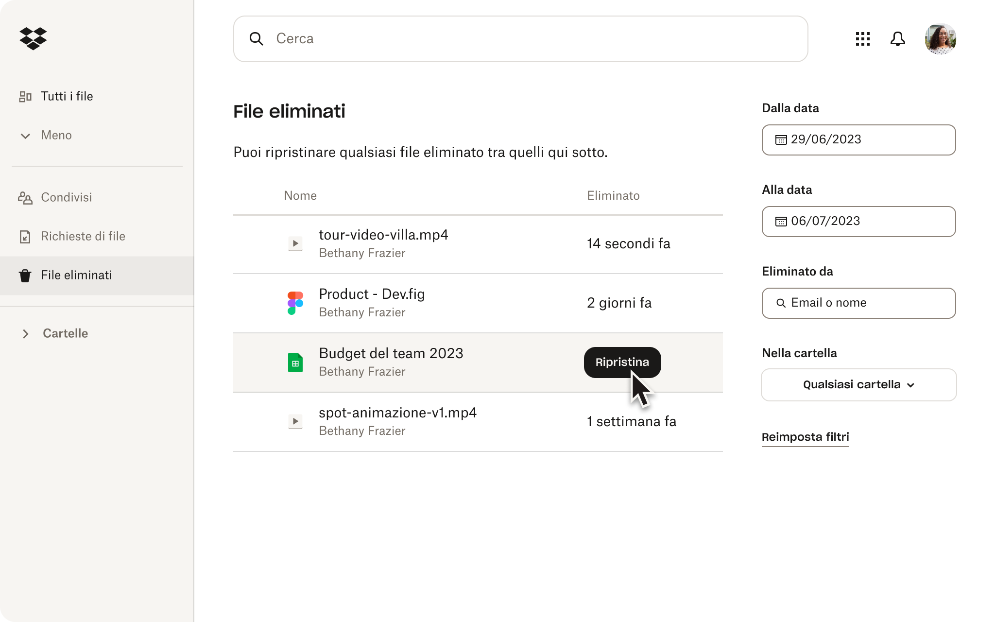 Una persona utilizza la funzionalità di ripristino nel proprio account Dropbox per recuperare i file eliminati.