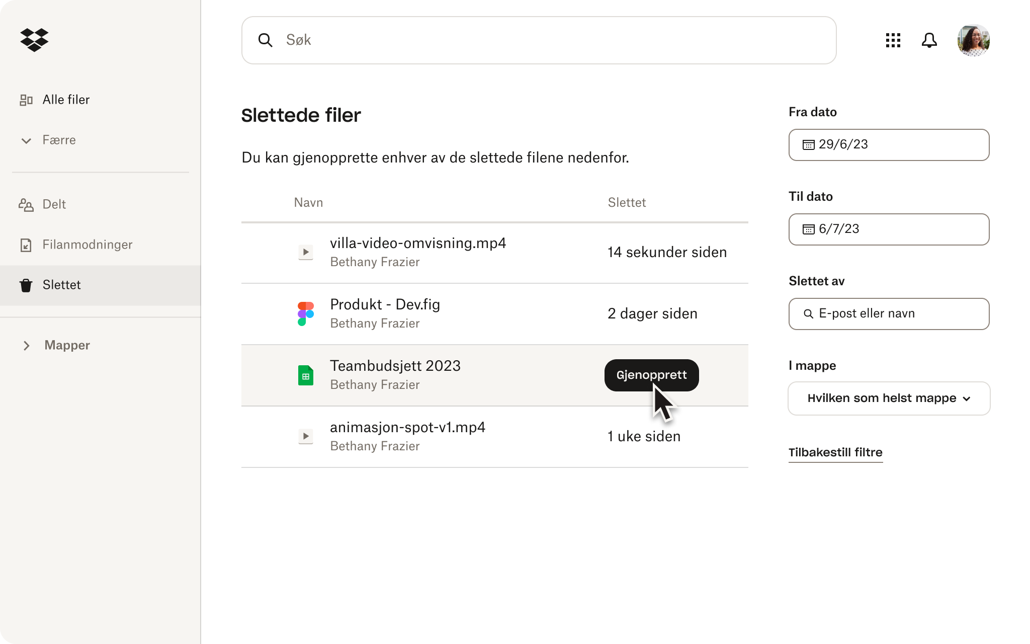 En person som bruker gjenopprettingsfunksjonen i Dropbox-kontoen sin for å gjenopprette slettede filer.