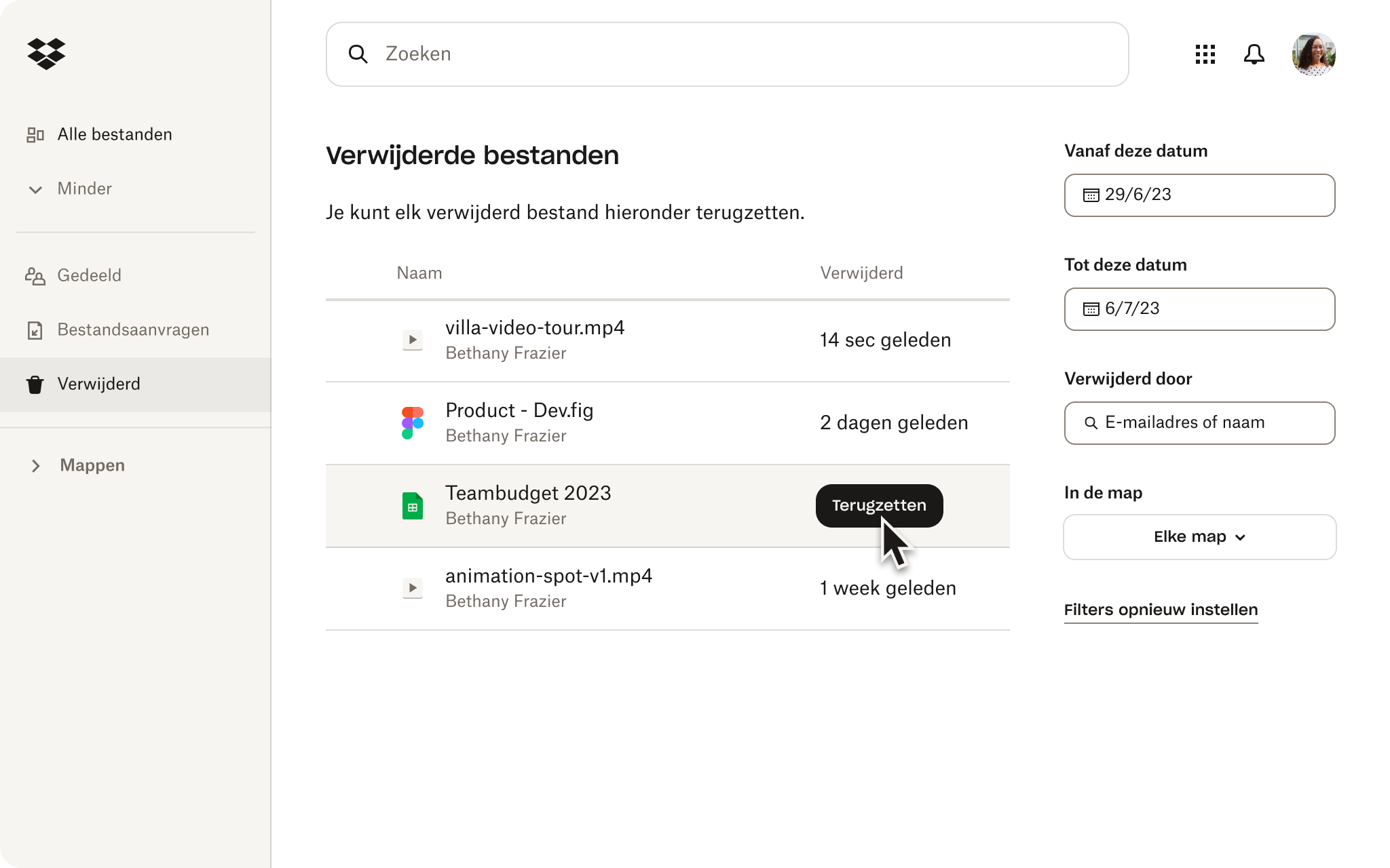 Een persoon die de functie voor terugzetten in zijn Dropbox-account gebruikt om verwijderde bestanden terug te zetten.