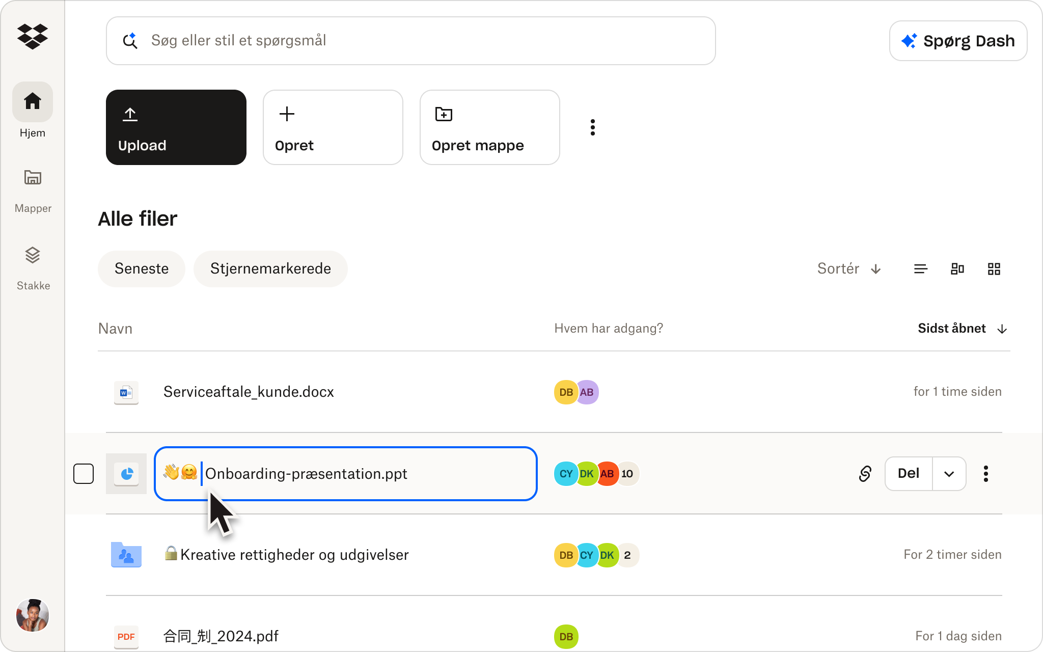 Et skærmbillede af Dropbox-grænsefladen, der viser en person, der gemmer og deler en fil.