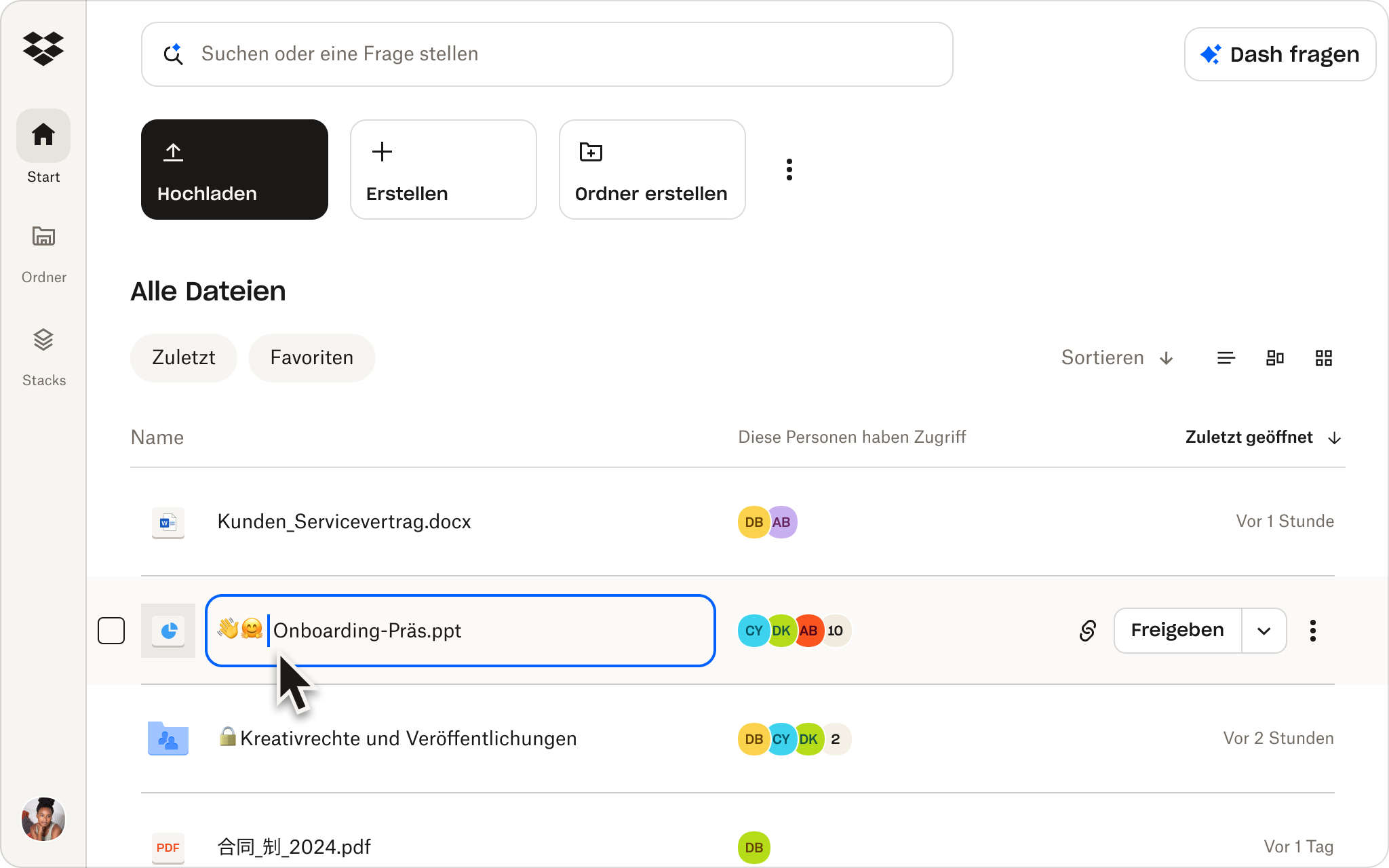 ​​Ein Nutzer speichert mehrere Dokumente in seinem Dropbox-Cloud-Speicher.