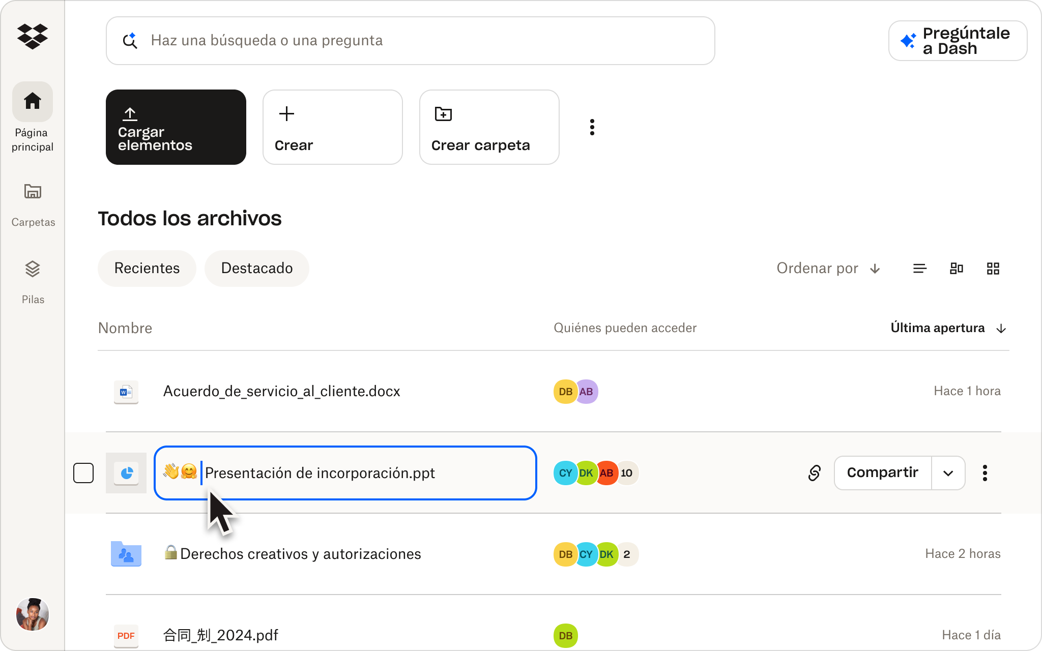 ​​Un usuario almacena varios documentos en su almacenamiento en la nube de Dropbox.