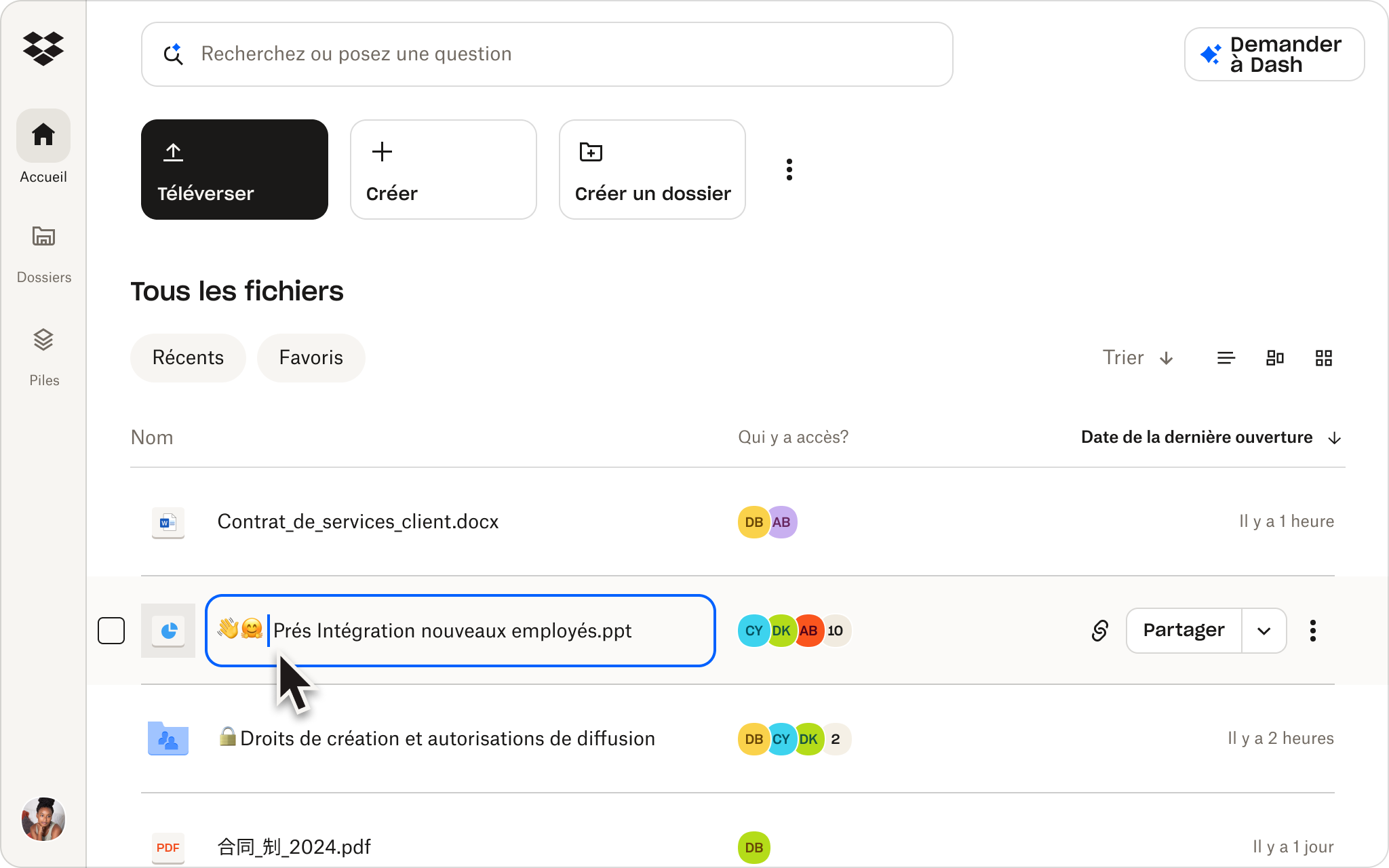 ​​Un utilisateur stocke plusieurs documents dans son stockage infonuagique Dropbox.