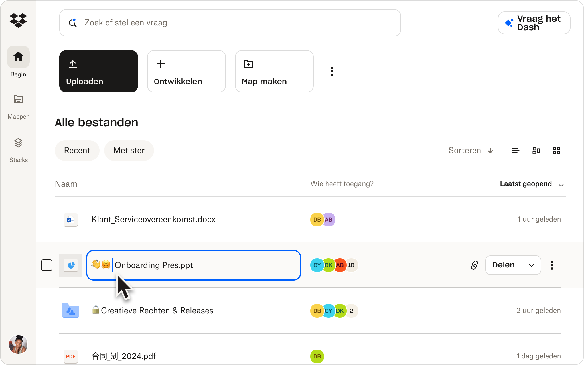 ​​Een gebruiker slaat verschillende documenten op in zijn Dropbox-cloudopslag.