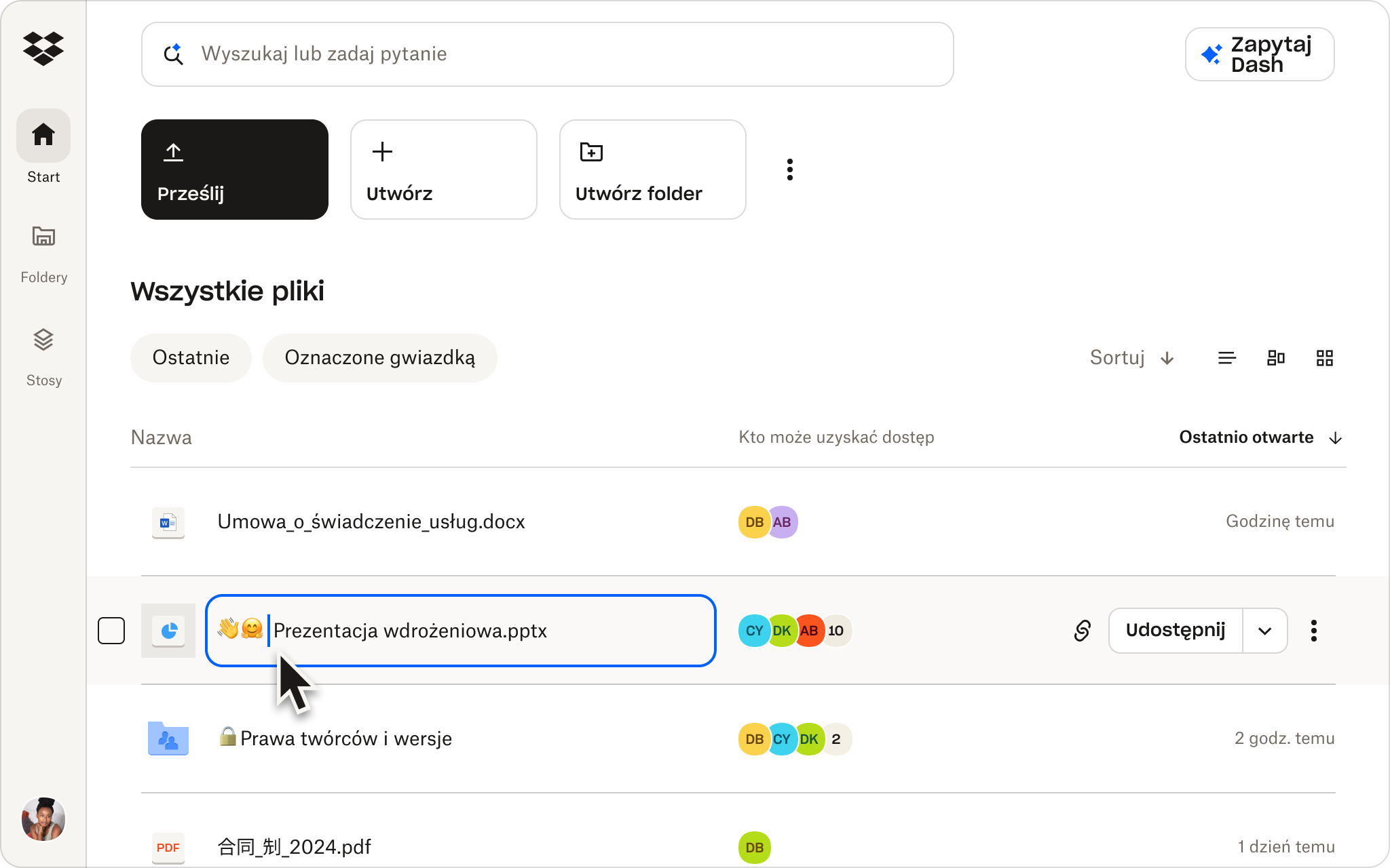 Zrzut ekranu interfejsu Dropbox przedstawiający osobę zapisującą i udostępniającą plik.