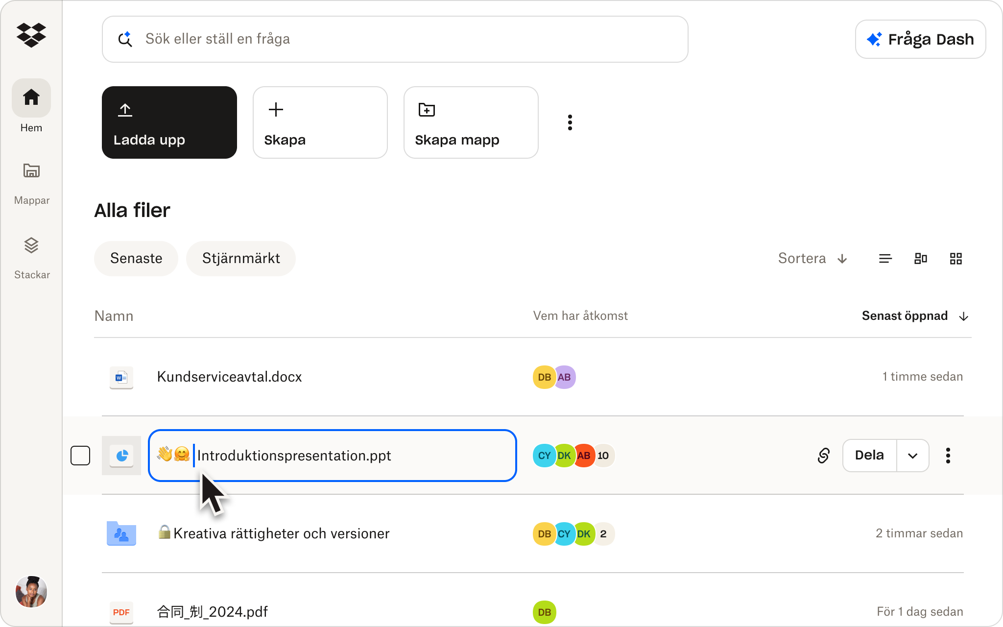 ​​En användare lagrar flera dokument i sin molnlagring i Dropbox.