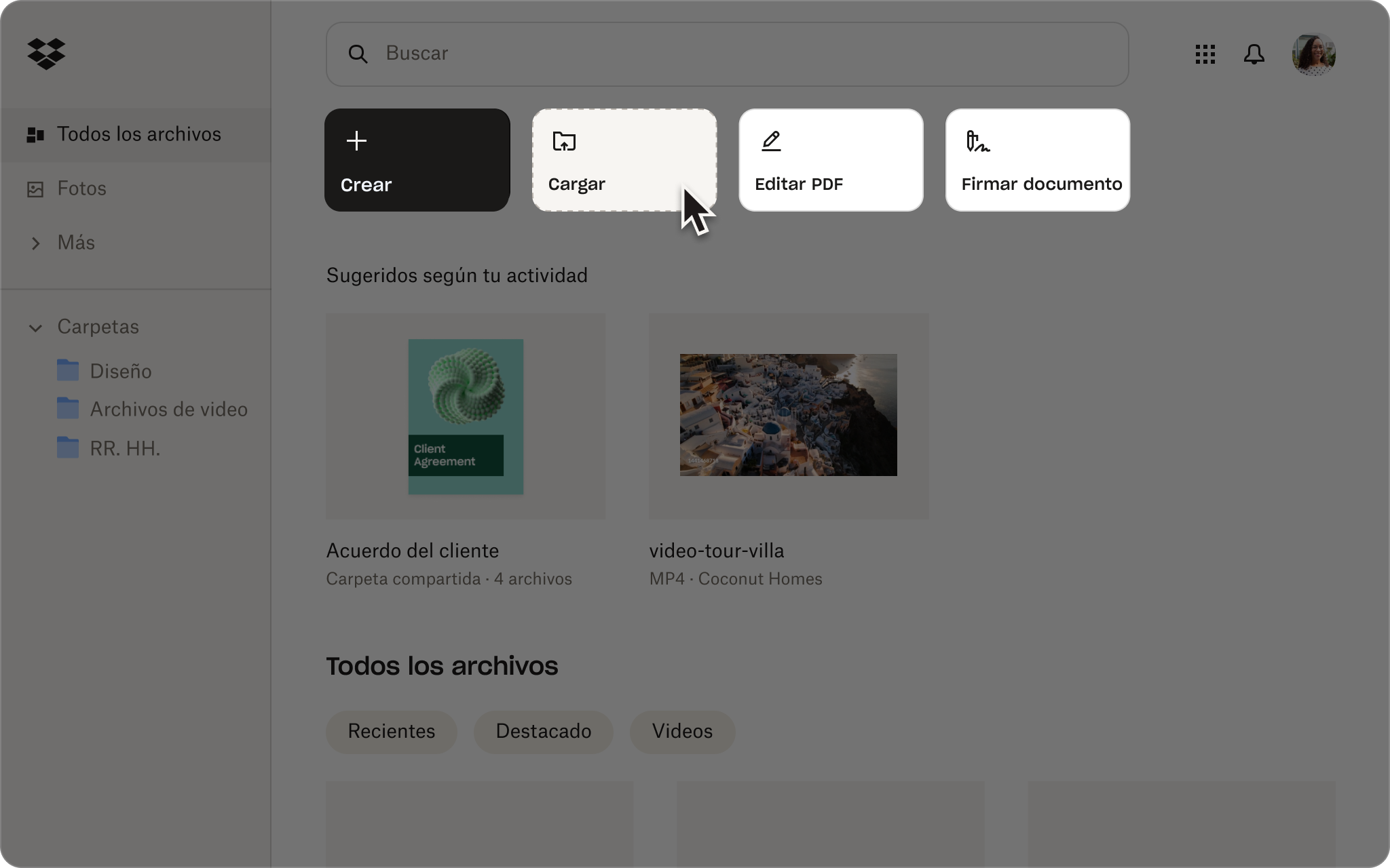 Captura de pantalla de la interfaz de Dropbox en la que se muestra a alguien cargando archivos en su almacenamiento en la nube.