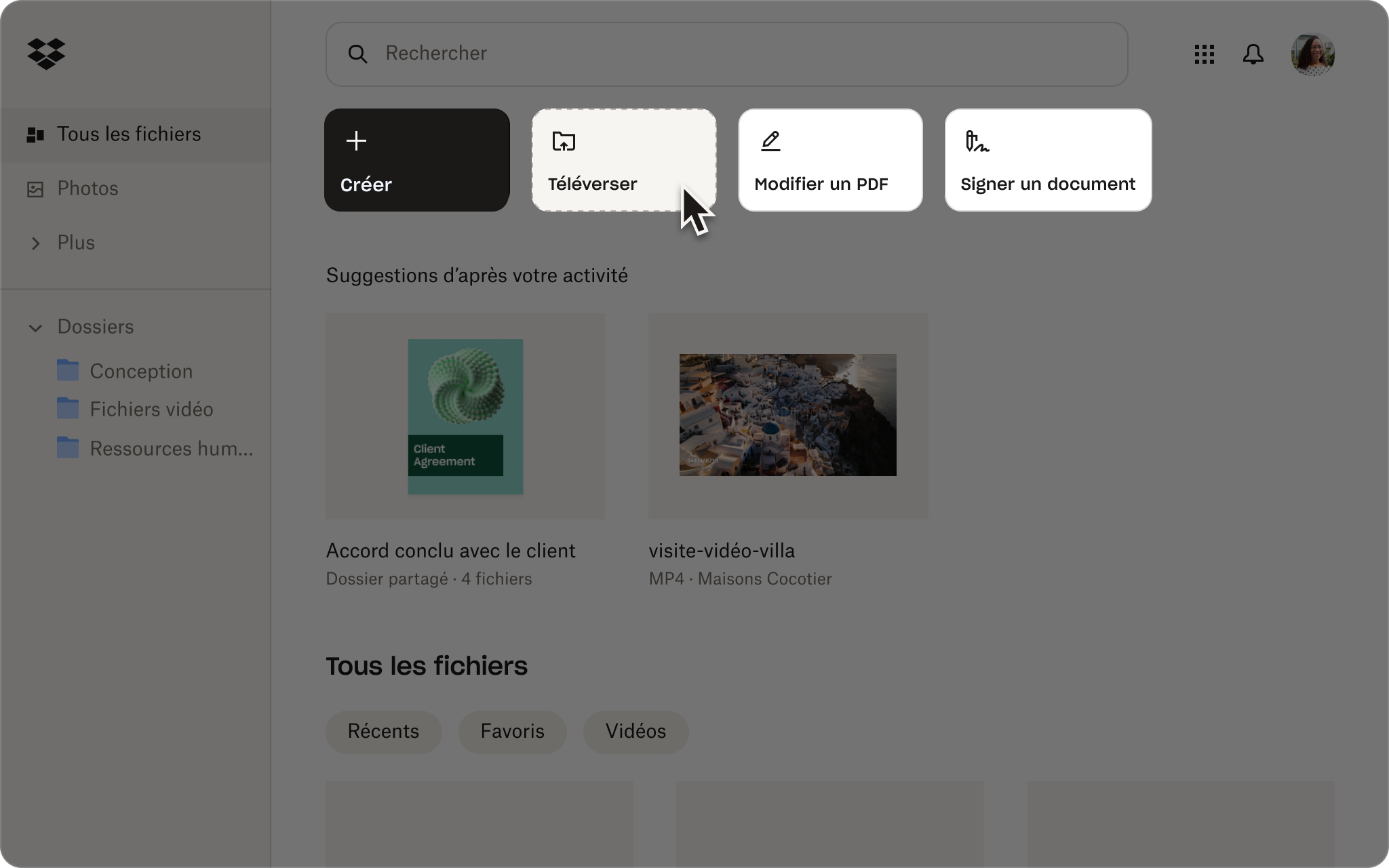 Capture d'écran de l'interface Dropbox montrant une personne en train de téléverser des données vers son stockage infonuagique.
