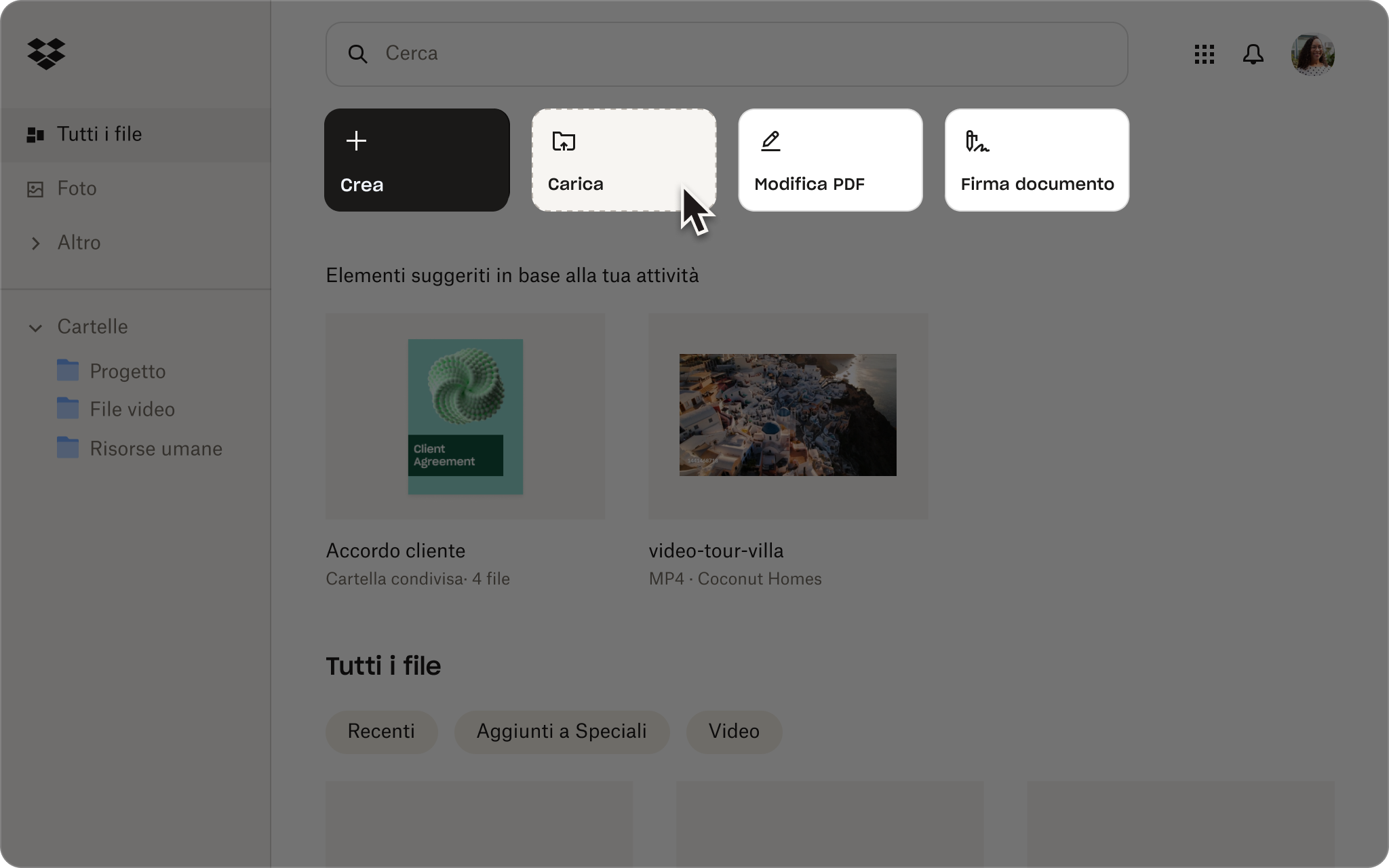 Uno screenshot dell’interfaccia di Dropbox che mostra una persona mentre carica file nel proprio spazio di archiviazione cloud.