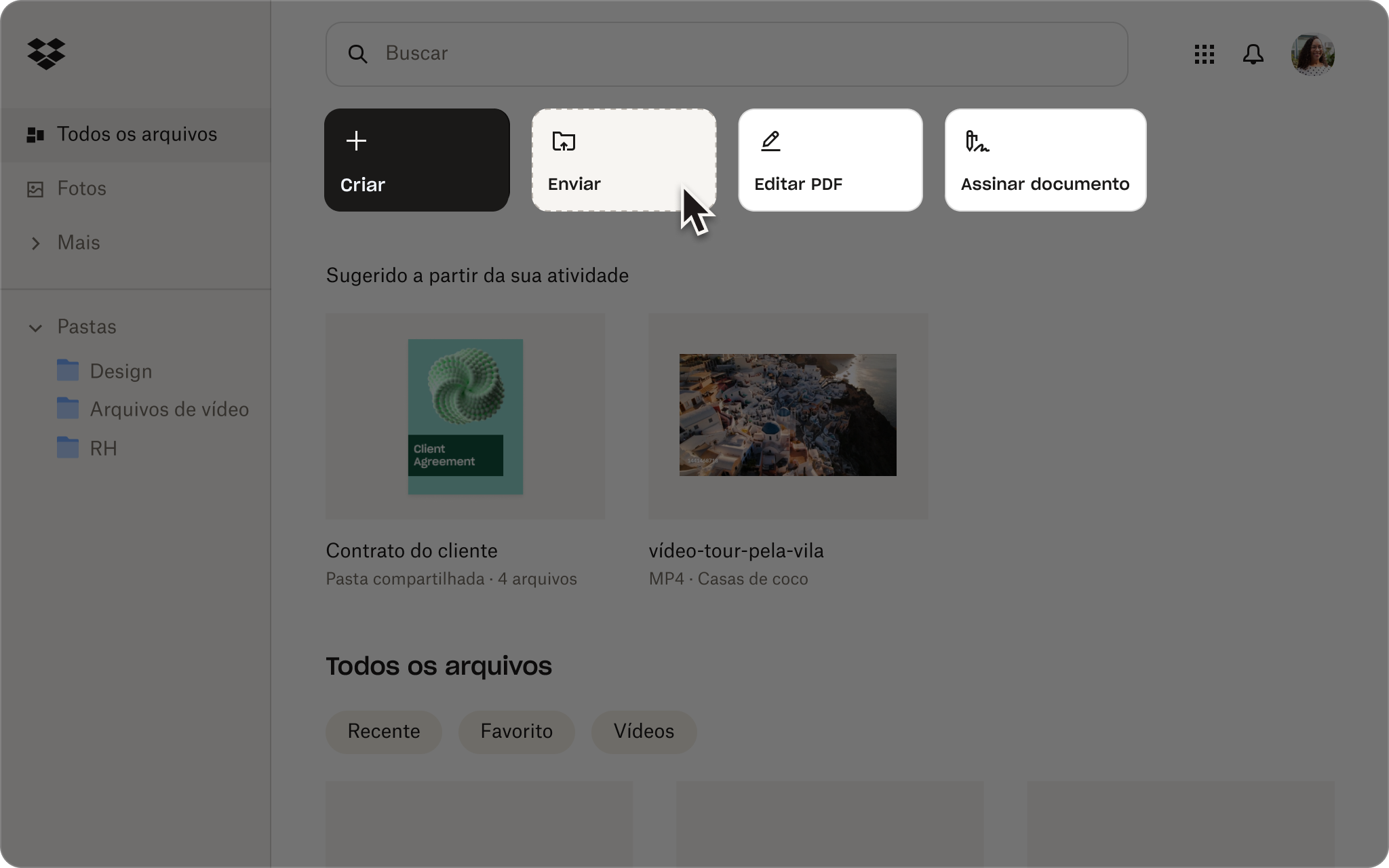 Captura de tela da interface do Dropbox mostrando alguém enviando arquivos para o armazenamento em nuvem.