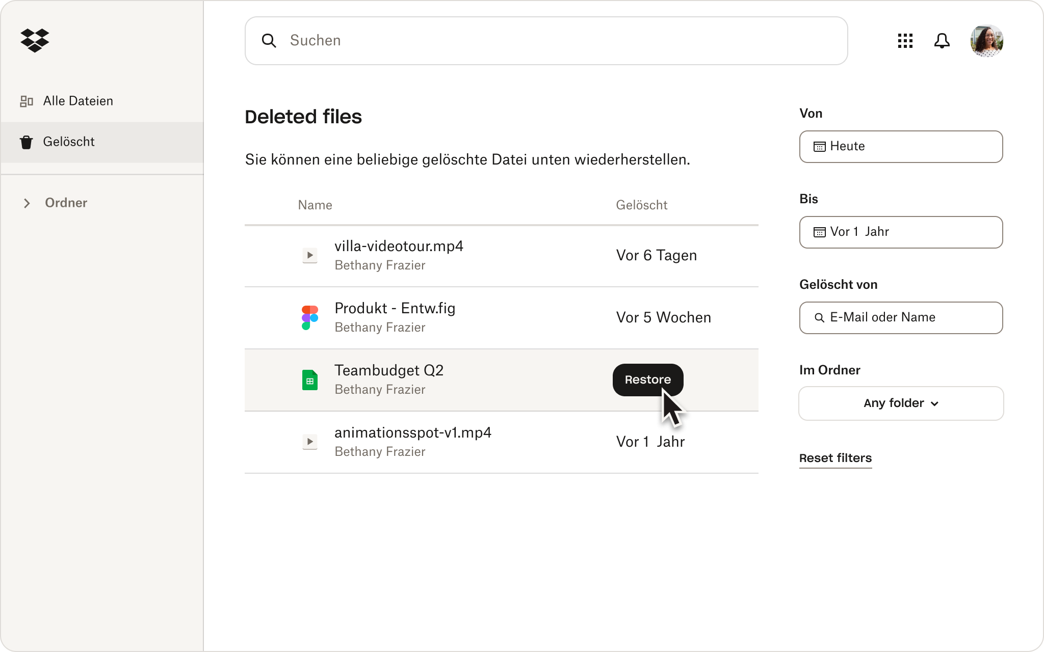 Screenshot der Dropbox-Benutzeroberfläche mit einer Person, die die gelöschten Dateien in ihrem Cloud-Speicher überprüft.