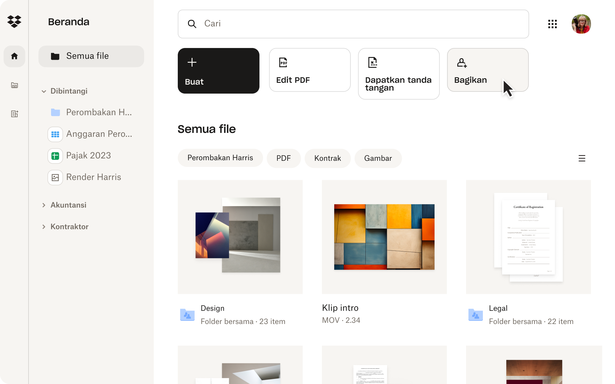 Tangkapan layar antarmuka Dropbox yang menampilkan seseorang berbagi file di penyimpanan cloud mereka untuk berkolaborasi secara efisien.