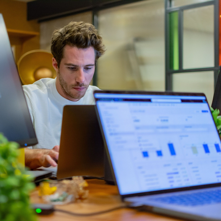 Foto van een Dropbox-gebruiker die zijn opslagruimte in de cloud opruimt.