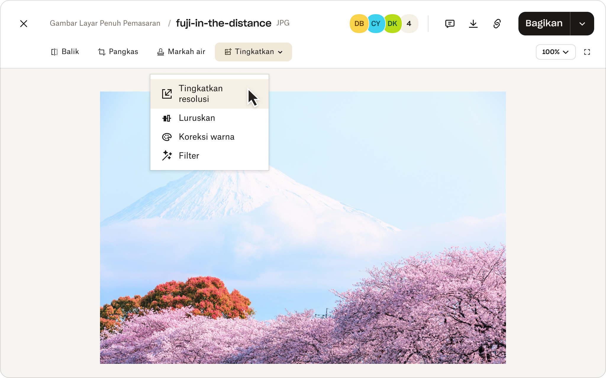Menu penyuntingan gambar di atas lanskap yang memperlihatkan Gunung Fuji dan bunga sakura di latar depan