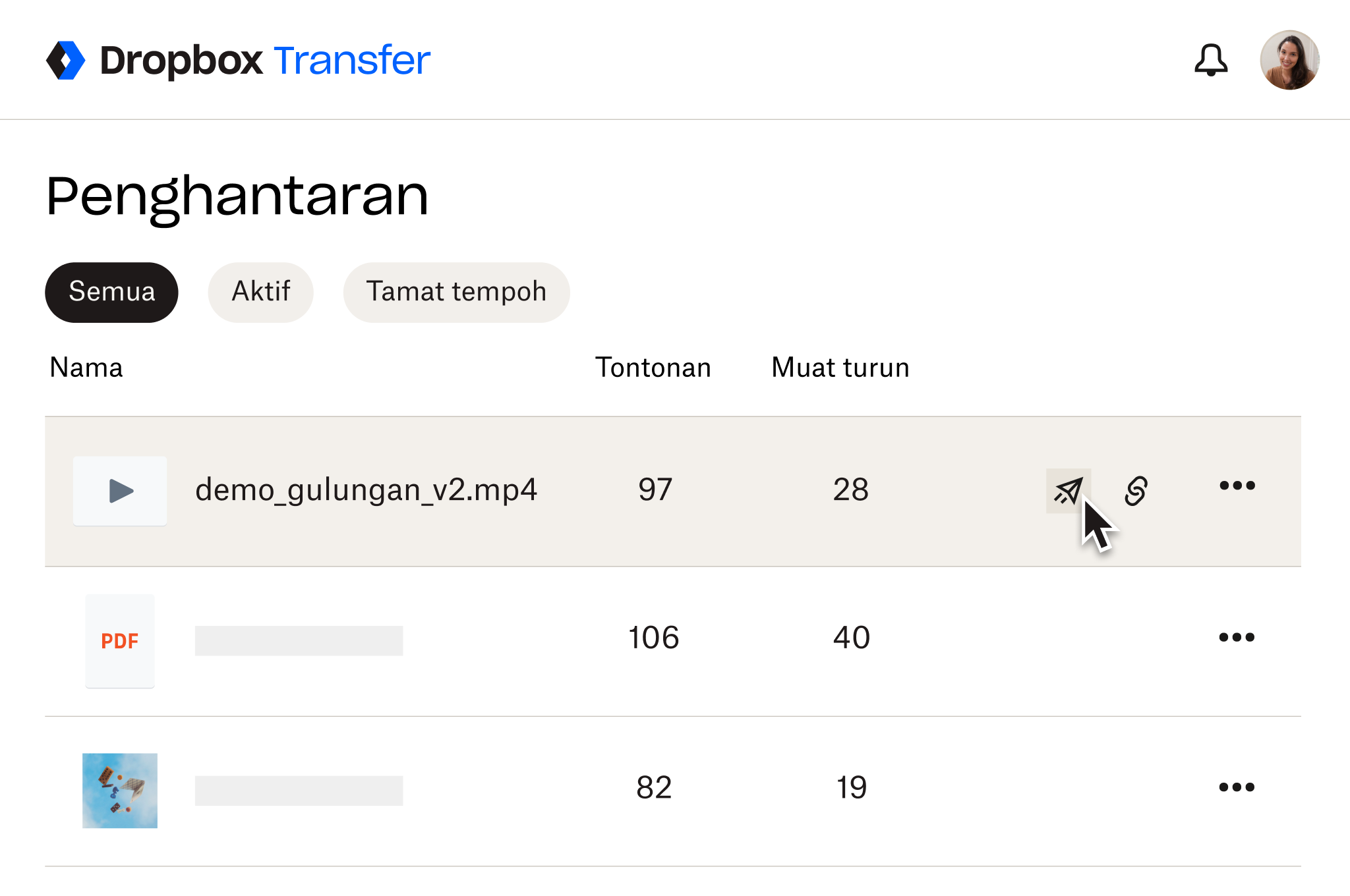 Tangkapan skrin UI Dropbox Transfer. Kursor tetikus menuding pada pilihan untuk menghantar fail mp4 melalui Dropbox Transfer.