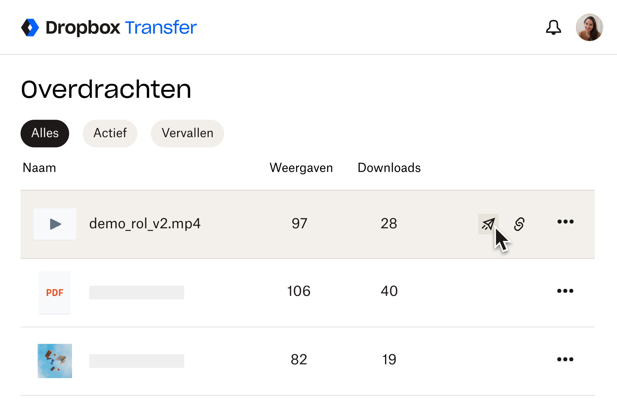 Schermafdruk van de gebruikersinterface van Dropbox Transfer Iemand plaatst de muisaanwijzer op de optie om een MP4-bestand via Dropbox Transfer te versturen