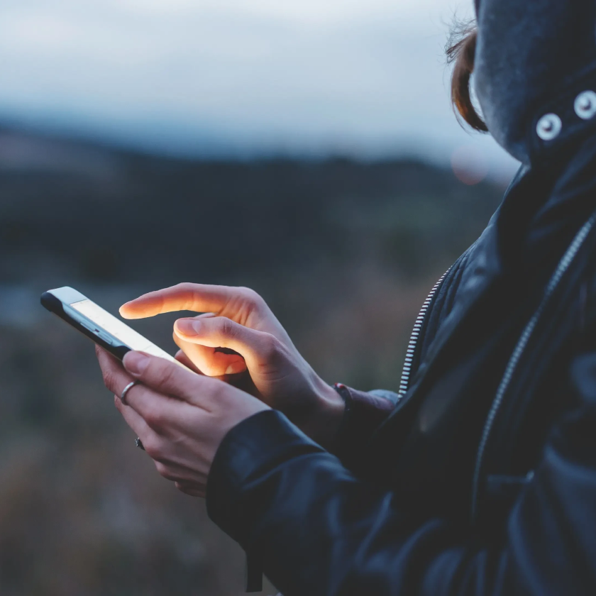 一個人正在使用 Android 手機傳送大型影片檔案。