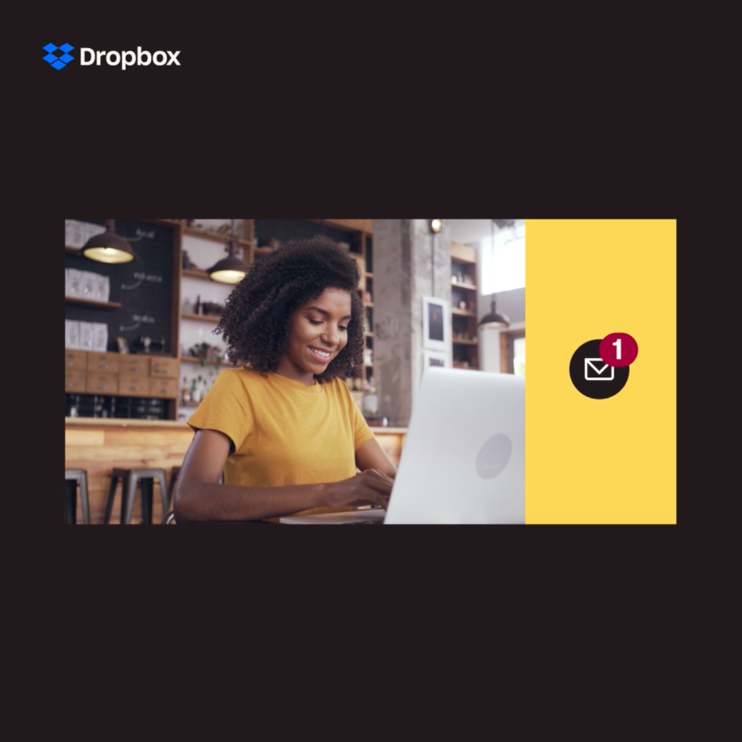 Frau, die in einem Café lächelnd an einem Laptop arbeitet. Rechts ein gelbes Feld mit einem E-Mail-Symbol mit Benachrichtigungbadge.