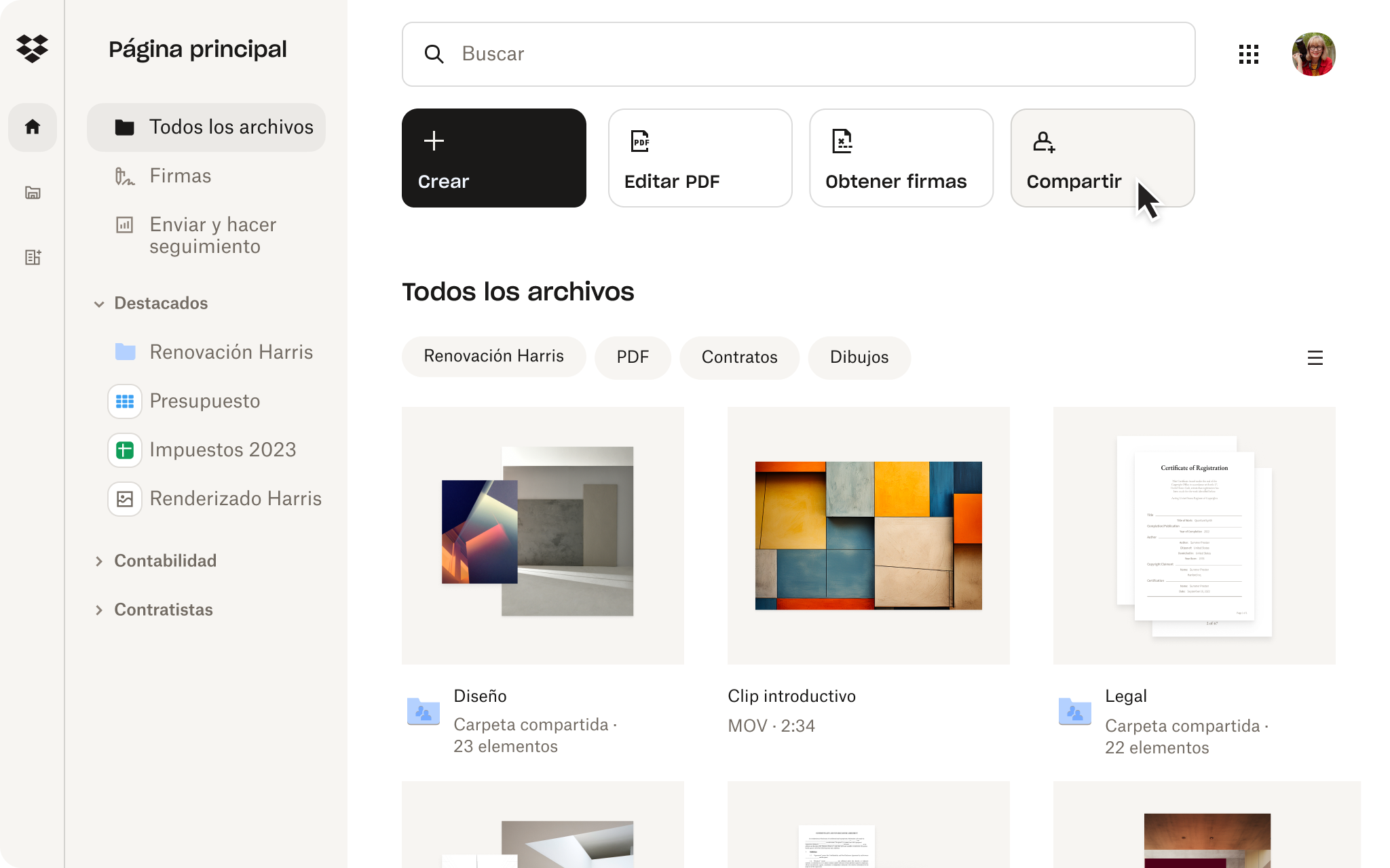 Interfaz de administración de archivos de Dropbox mostrando carpetas, vistas previas de archivos y opciones para crear y editar archivos PDF, obtener firmas y compartir.