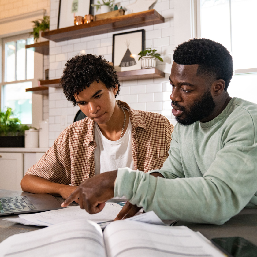 Duas pessoas envolvidas em uma atividade de aprendizagem ou discussão