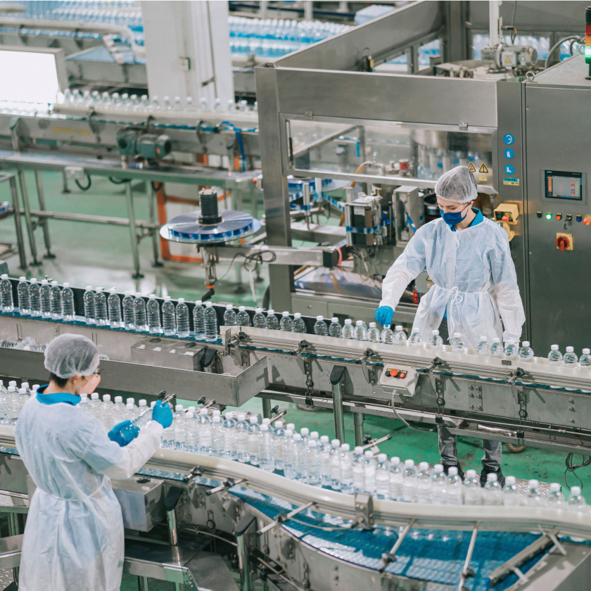 Trabalhadores envolvidos em um processo de produção em uma fábrica