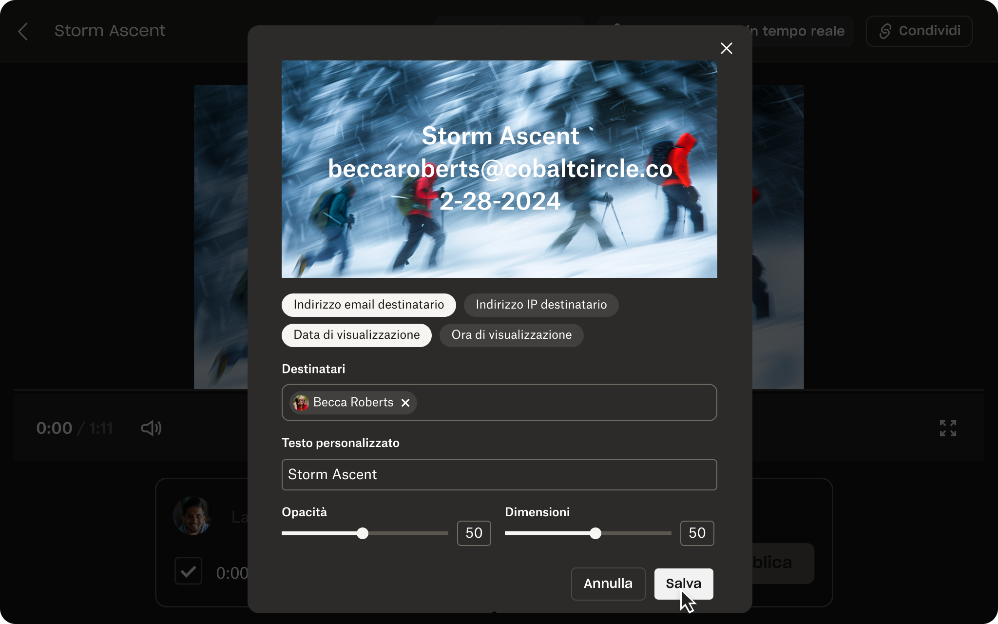 Uno screenshot dell’interfaccia utente di Dropbox Replay mostra un video di persone che fanno un’escursione sulla neve, con una filigrana testuale sovrapposta al video.