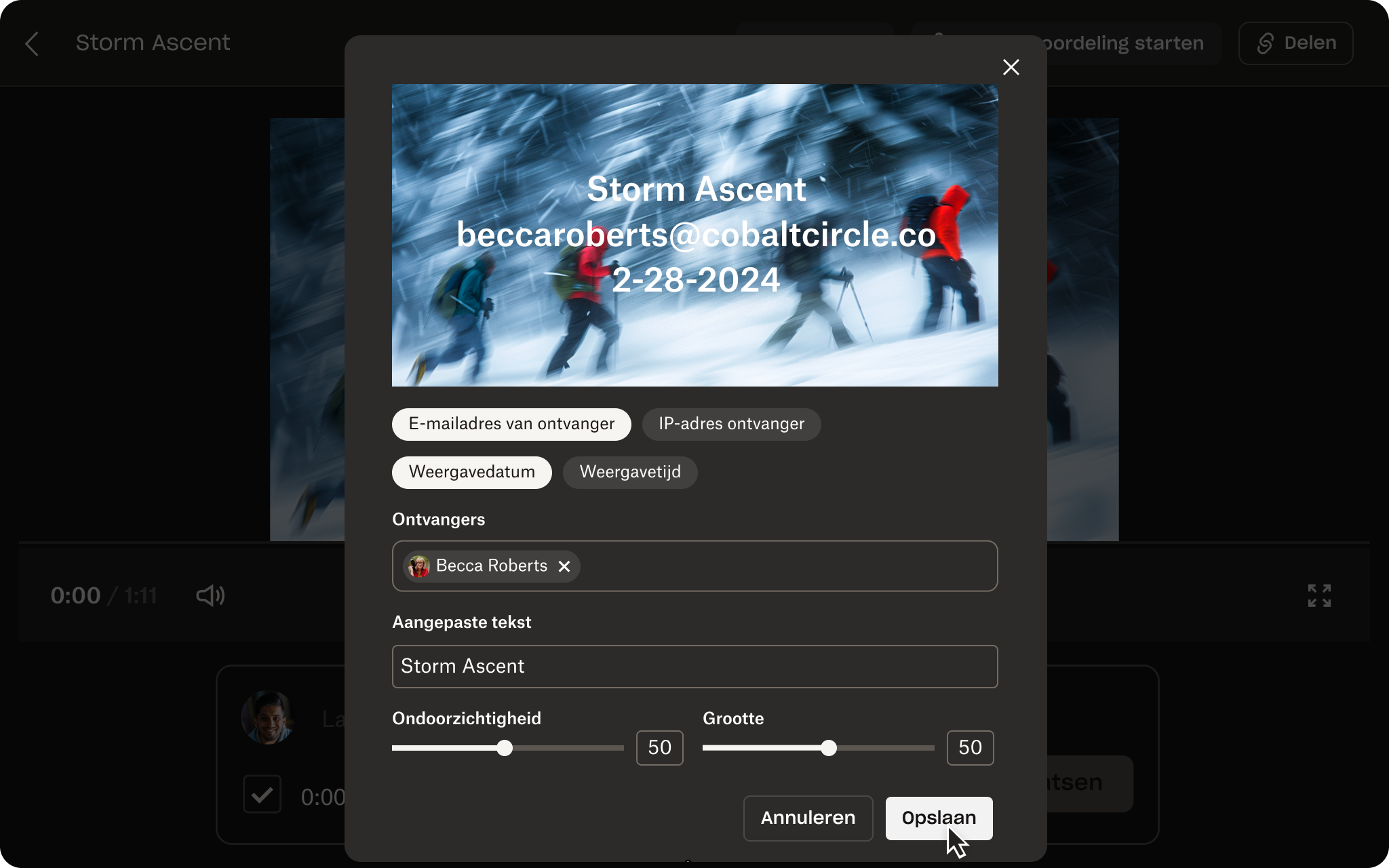 Een schermafdruk van de Dropbox Replay-gebruikersinterface toont een video van mensen die door de sneeuw wandelen, met een tekstwatermerk die over de video heen is geplaatst.